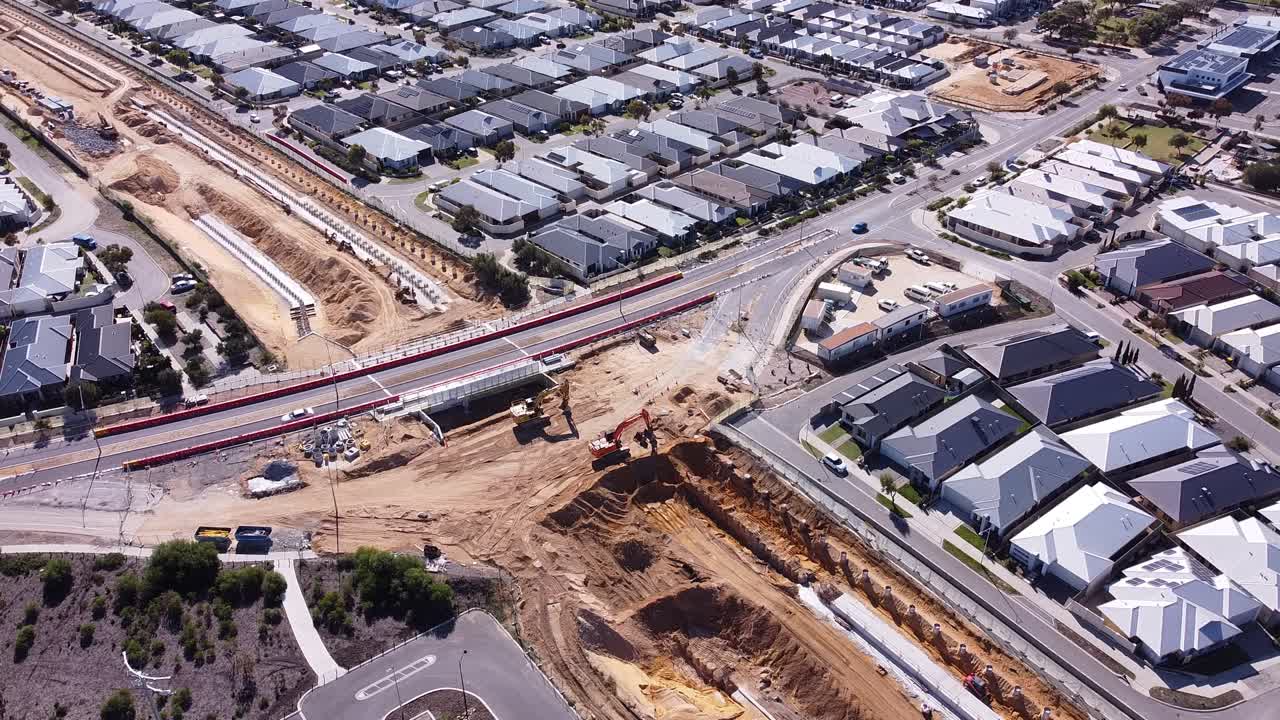 vista de pájaros del tráfico que pasa por la nueva carretera sobre el puente ferroviario en el paseo marítimo de santorini butler