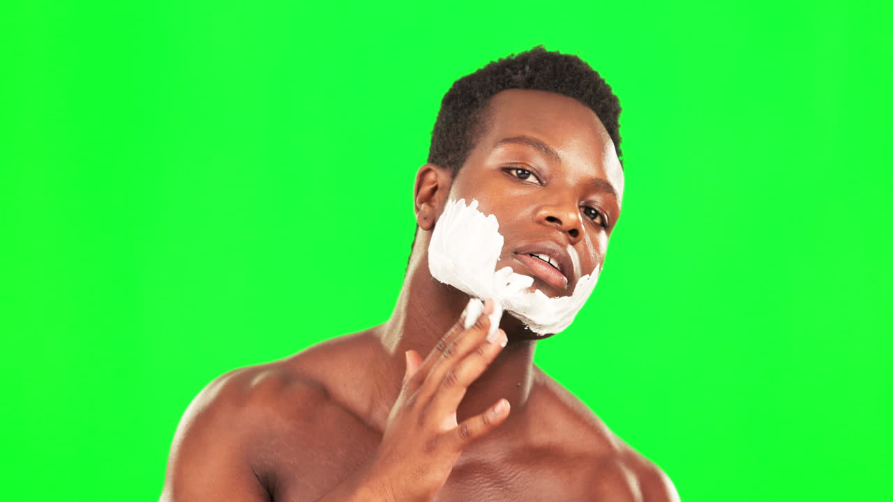 hombre negro, cara y crema para afeitar en verde