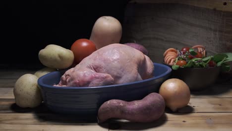 gran tiro_pollo crudo y verduras en la mesa