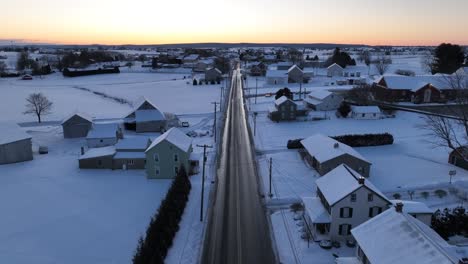 Amerikanische-Landschaft-Während-Des-Wintersonnenaufgangs-Mit-Schneebedeckter-Landschaft