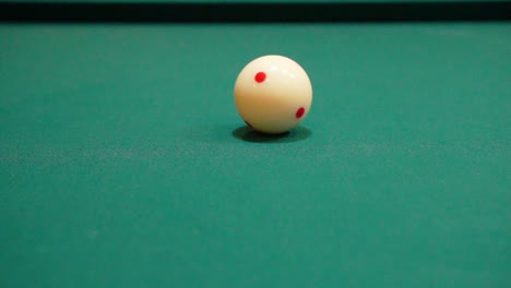 Zeitlupen-Billard-Person-Macht-Übungs--Oder-Aufwärmschläge-Auf-Einem-Billardtisch-Mit-Grünem-Filz,-Indem-Er-Einen-Queue-Stick-Verwendet-Und-Den-Cue-Ball-Mit-3-Roten-Punkten-Oder-Flecken-Aus-Der-Nähe-Anspricht