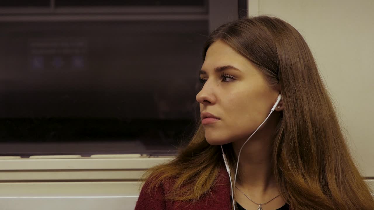 Donna che ascolta musica in metropolitana