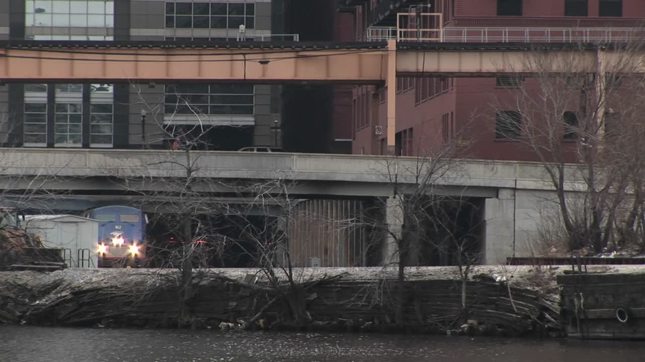 산업 및 여객 열차가 있는 도시 도시 장면