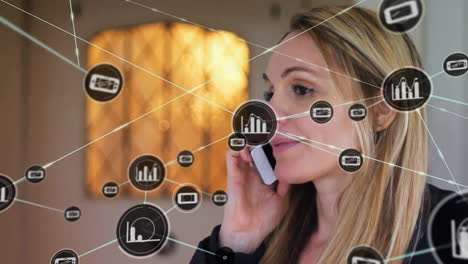 animación de la red de conexiones sobre una mujer caucásica hablando en un teléfono inteligente