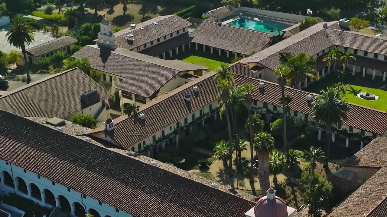 Vista de un patio en Santa Bárbara con palmeras y edificios en California.