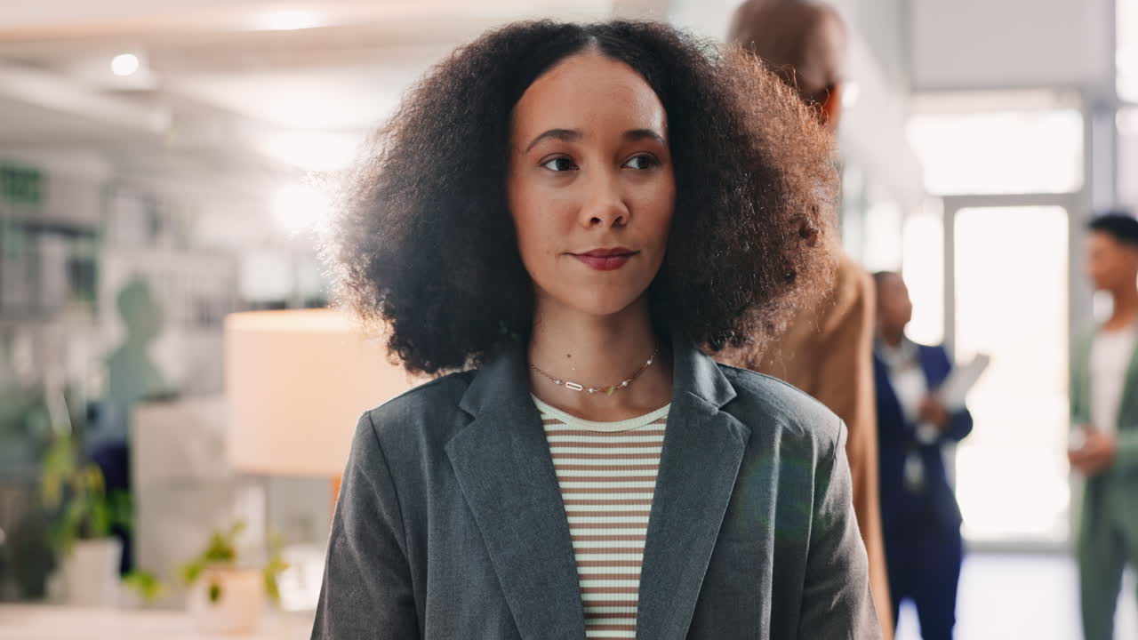 mujer de negocios sonriente en un entorno de oficina