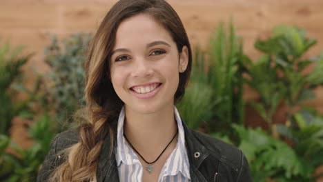 retrato de una joven hispana bonita mujer elegante sonriendo feliz mirando a la cámara