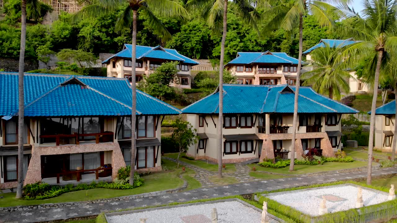 인도네시아 롬복의 외딴 럭셔리 리조트 상공에서 공중 이륙