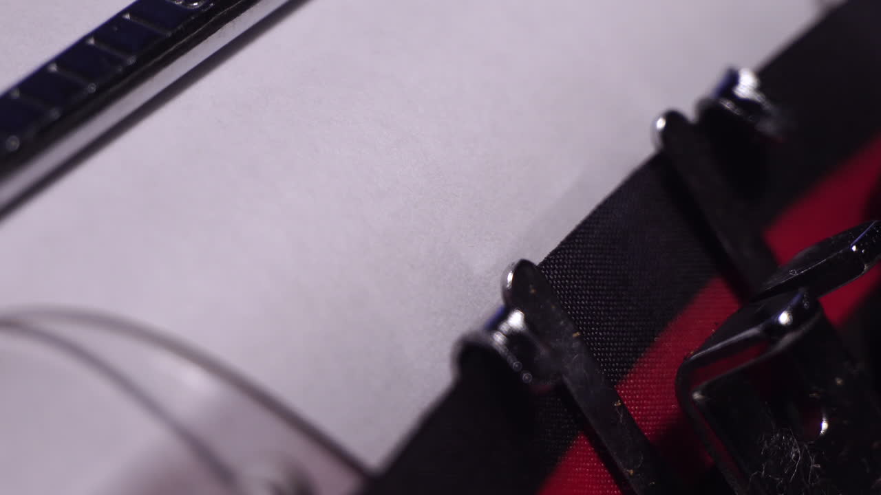 1915 год, печатаю на белой бумаге на старинной пишущей машине, макро крупный план