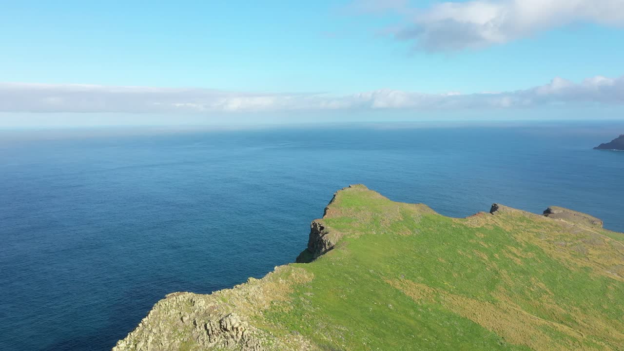 un dron soleado durante el día disparó sobre los exuberantes y verdes acantilados de madeira