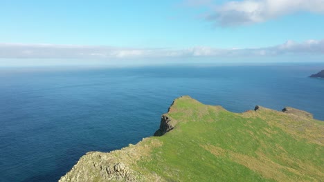 un dron soleado durante el día disparó sobre los exuberantes y verdes acantilados de madeira