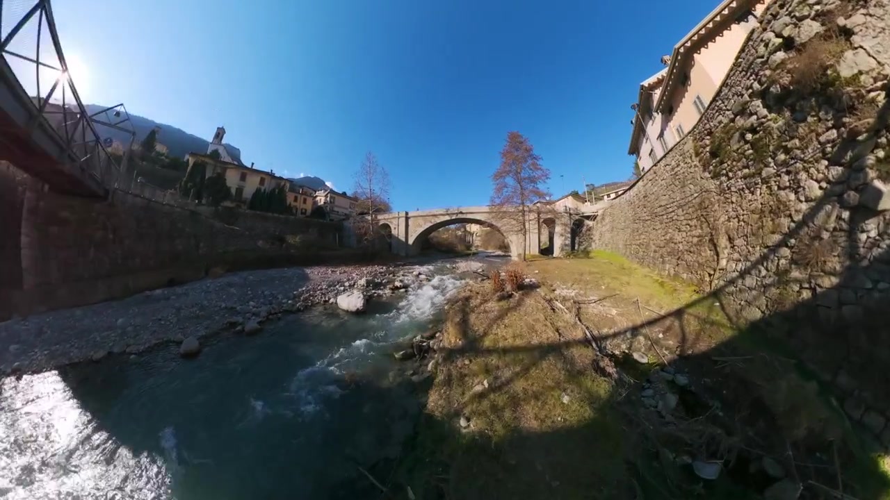 Chiusa del canale e passerella in legno vicino al Lago d'Endine in Lombardia, Italia. Volo basso di drone aereo.