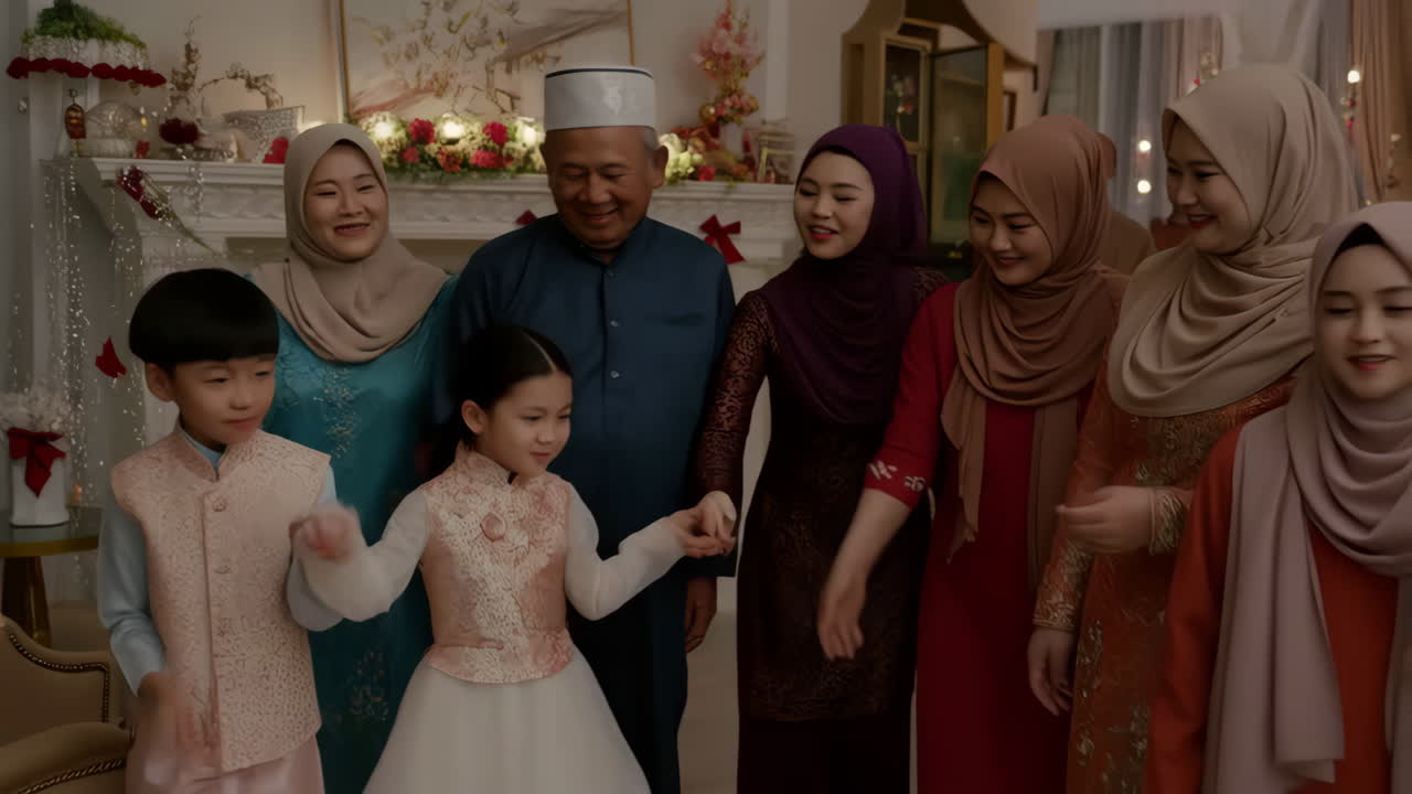 Fröhliche muslimische Mehrgenerationenfamilie feiert Hari Raya