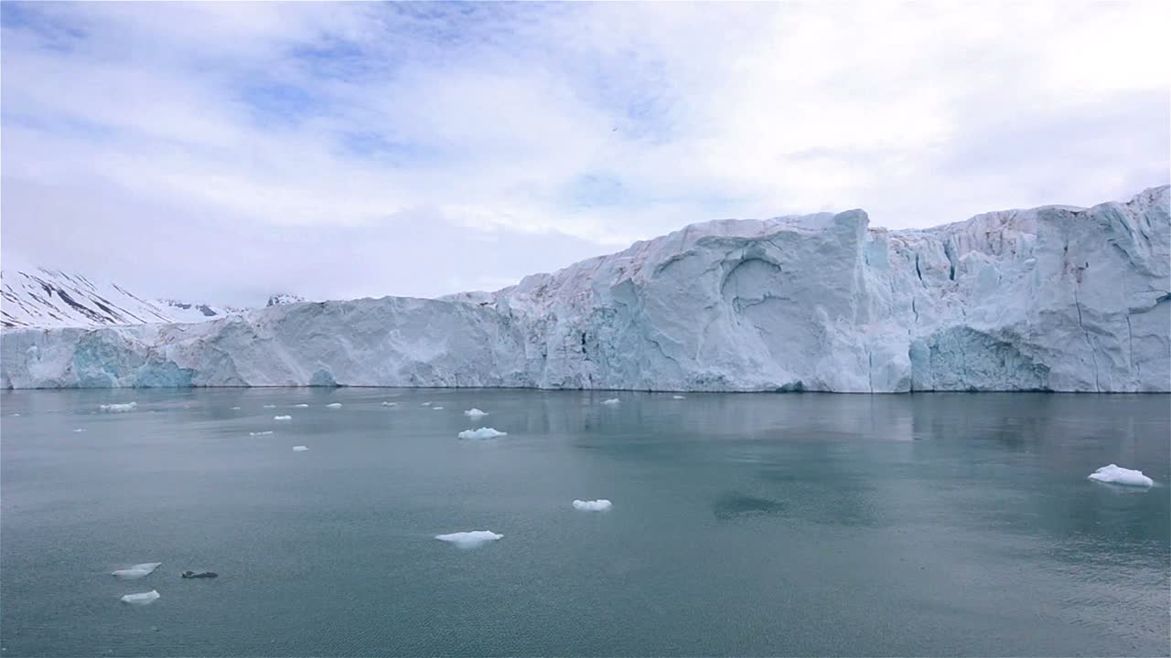 노르웨이 스발바르 군도의 모나코브린 빙하의 얼굴 패닝