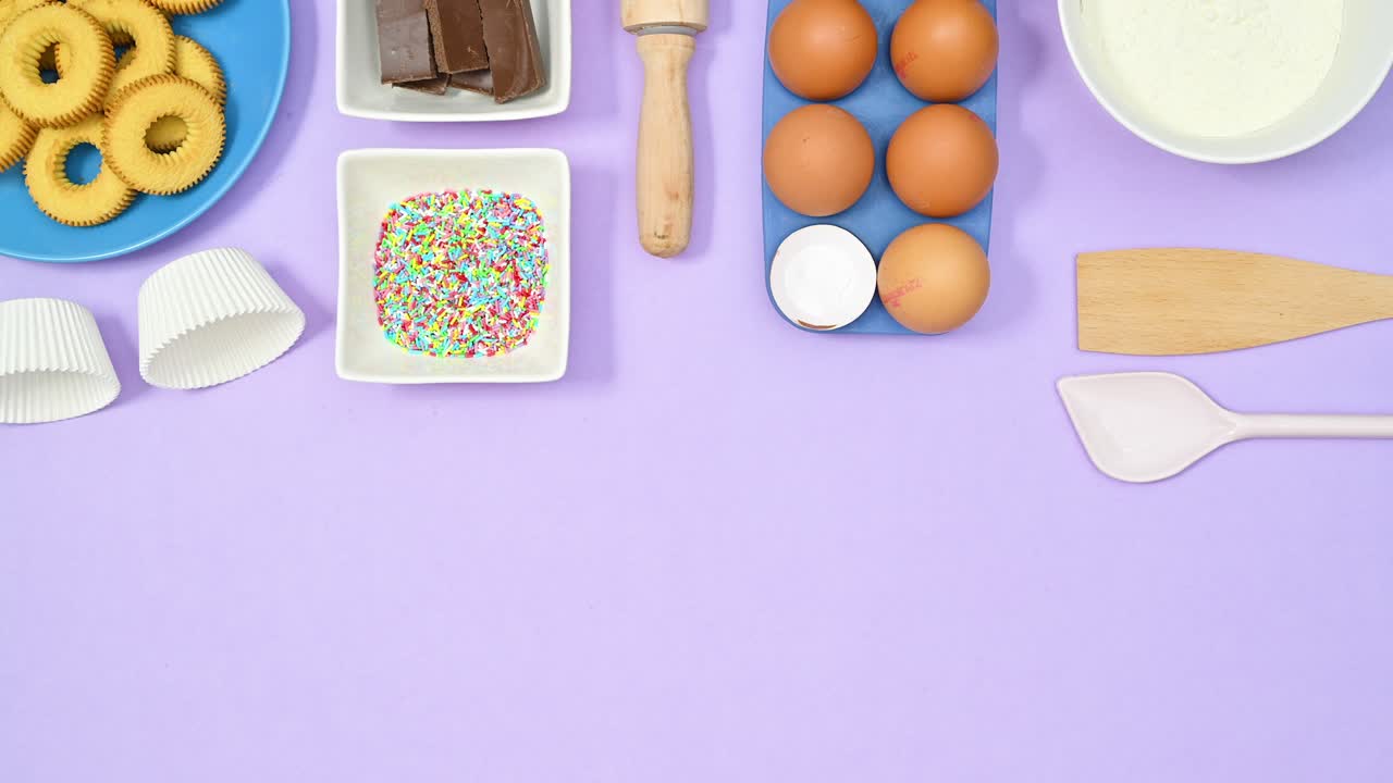 herramientas de publicidad de comestibles para hacer galletas se mueven en la parte superior del tema púrpura claro. detener el movimiento plano