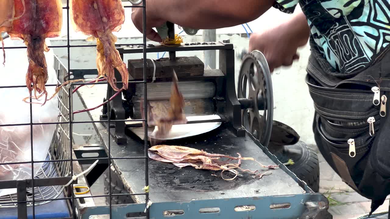 건조한 오징어를 판매하기 위해 준비하는 판매자