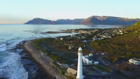 Vista-Aérea-De-Una-Playa-Rocosa-Y-Un-Faro-En-Sudáfrica