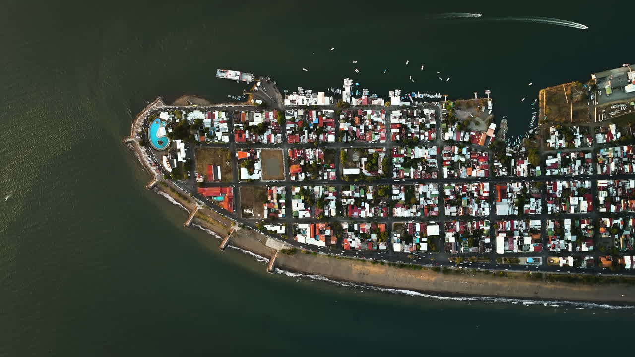 코스타리카의 은 저녁, 타레나스 위로 올라가는 새의 눈 드론