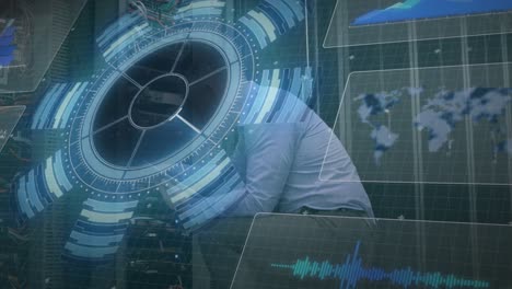 animación de escaneo de alcance y procesamiento de datos sobre el servidor de computadora de fijación de hombre caucásico