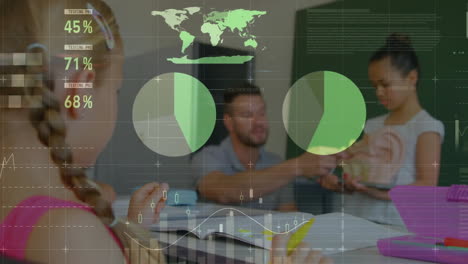 animación de la interfaz infográfica sobre diversos maestros que explican el proyecto a una niña en el aula