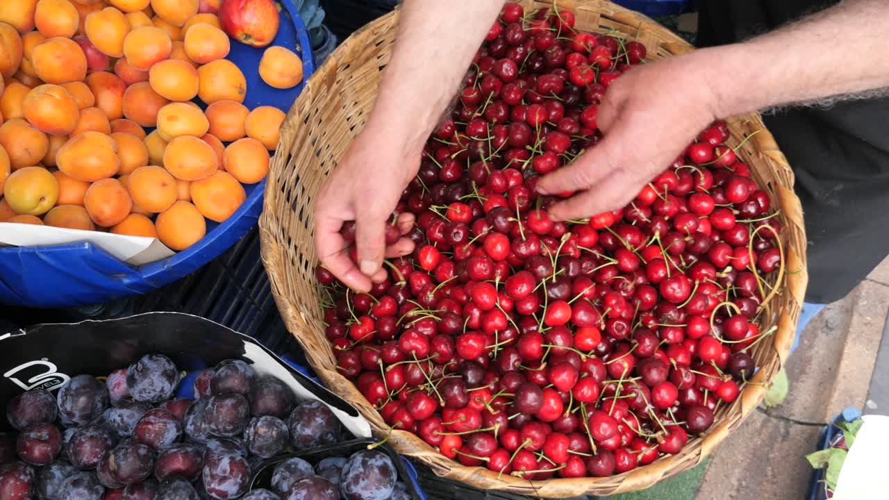 ciliegie fresche e altre frutta al mercato