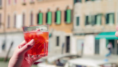 aperol spritz in venedig auf dem toast
