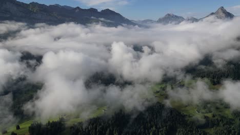 Luftaufnahme-Mystischer-Berge:-Einfangen-Der-Schönheit-Grüner-Gipfel-Und-Wolken