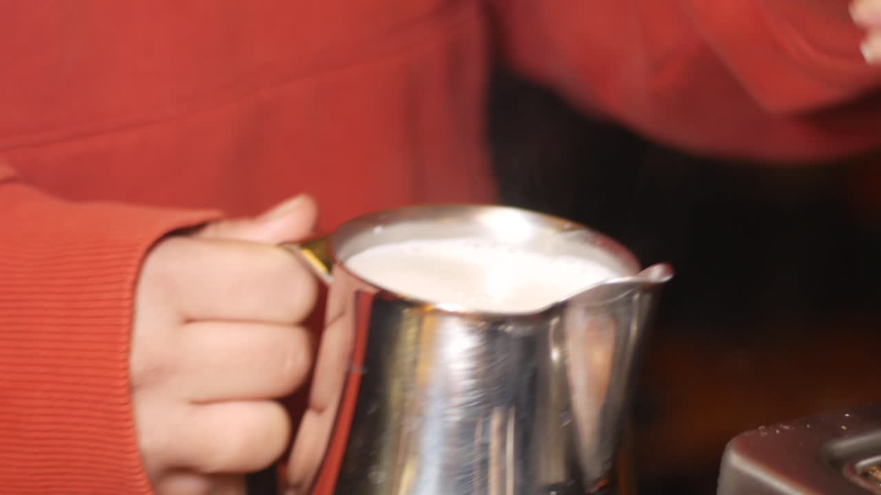 barista vaporizando leche para la bebida de café