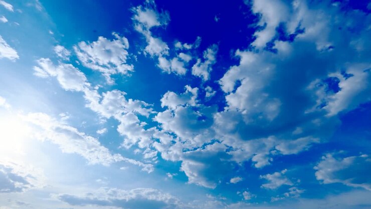 El avión de papel voló sobre el cielo azul y el mar