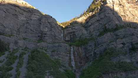 Breite-Aufnahme-Von-Brautschleier-Fällt-Bei-Sonnenuntergang-In-Der-Nähe-Von-Salt-Lake-City-In-Der-Provo-Schlucht-In-Utah