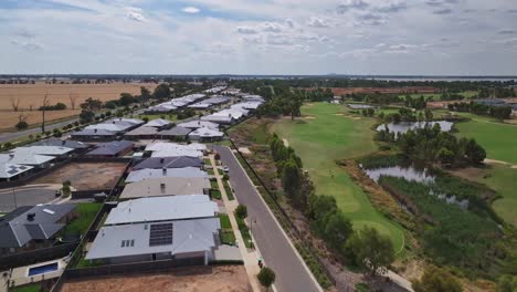 Junto-A-Casas-De-Nueva-Construcción-Y-Siguiendo-La-Calle-Del-Campo-De-Golf-Adyacente-Cerca-De-Yarrawonga