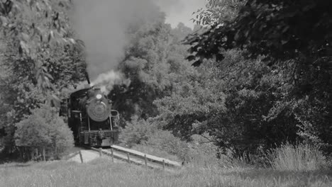 Tren-De-Vapor-Resoplando-A-Lo-Largo-De-Las-Tierras-De-Cultivo-Amish-Visto-Por-Un-Dron-En-Blanco-Y-Negro