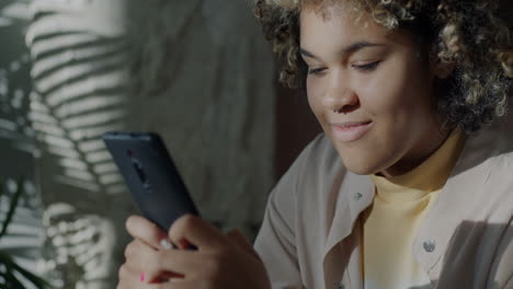 mujer joven usando un teléfono inteligente