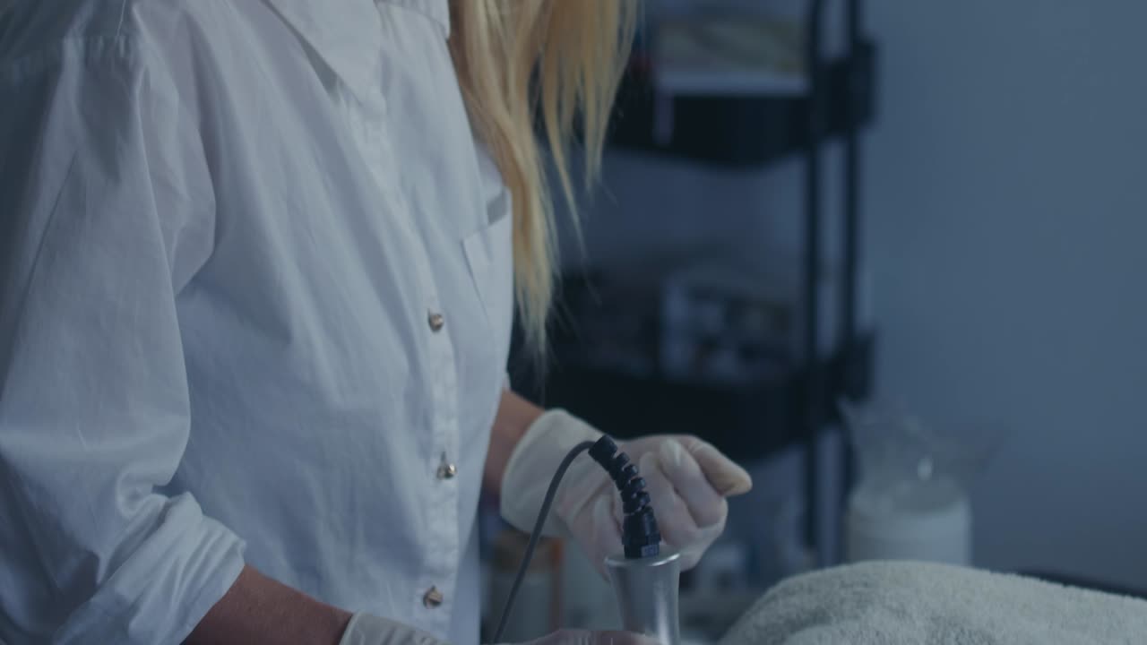 Donna sottoposta a trattamento di rimodellamento corporeo