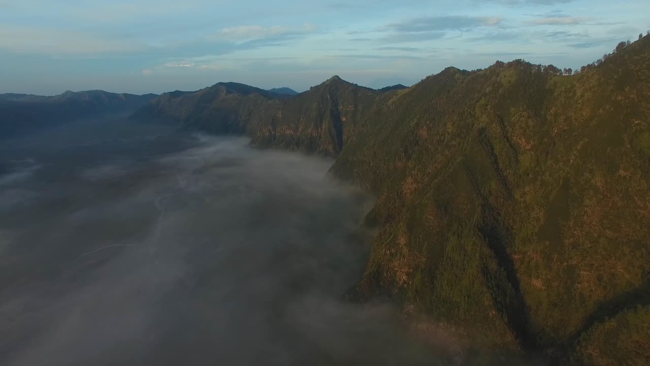 Ripresa con drone dei monti Bromo, con un mare di nuvole alla base durante l'alba
