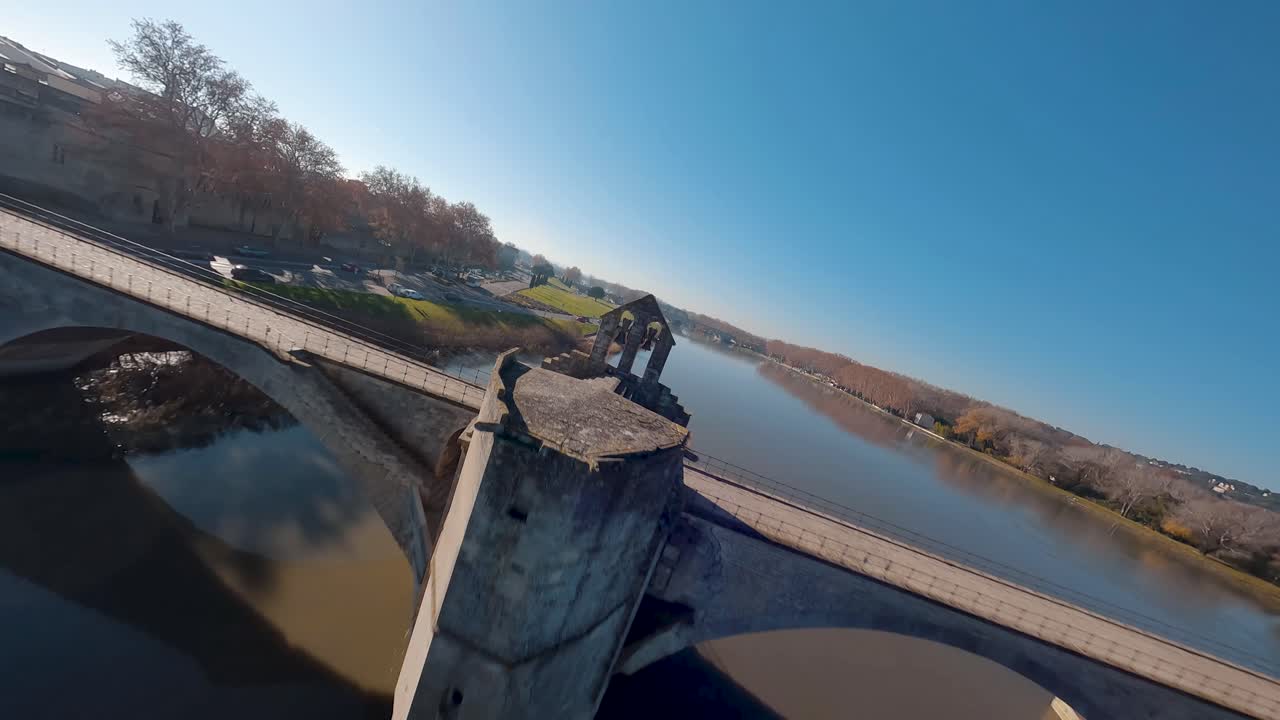 fpv aéreo sobre el río ródano, volando sobre el puente y siguiendo coches en la carretera