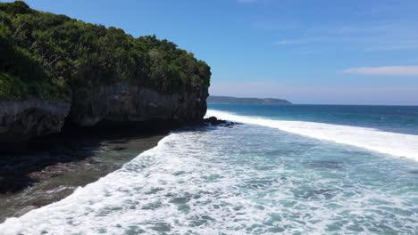 Olas-Espumosas-Blancas-Que-Llegan-A-La-Costa-Y-Acantilados-En-La-Isla-De-Sumba,-Indonesia