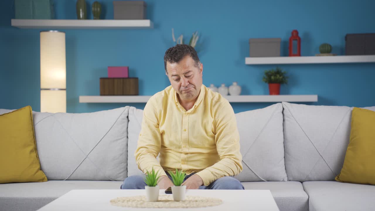 전화 메시지에 웃는 남자.