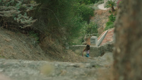 Mujer-Joven-Subiendo-Las-Escaleras-En-El-Pueblo-De-Montaña-De-Italia