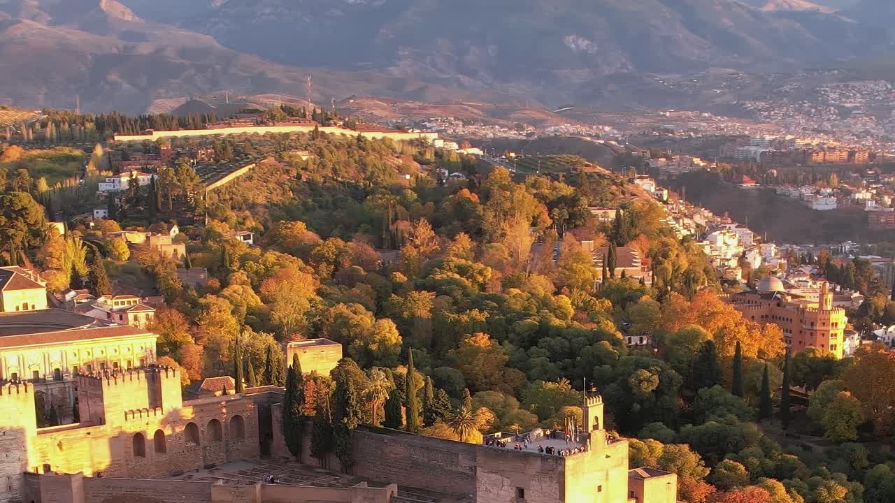 Explorando a beleza histórica de Granada nas cores do outono