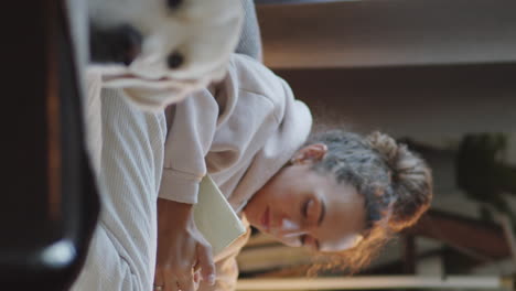 perro y niño relajándose en el sofá
