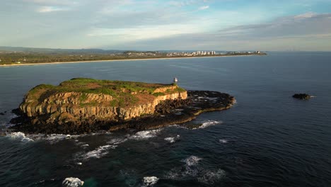 Antena-Sobre-Cook-Island-Con-Fingal-Head-Y-La-Costa-Dorada-En-El-Fondo,-Norte-De-Nueva-Gales-Del-Sur,-Australia