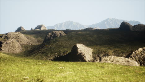 paisaje montañoso con campos de hierba