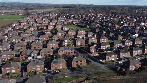 típica aldea suburbana barrio residencial manchester townhouse tejados vista aérea lenta izquierda dolly