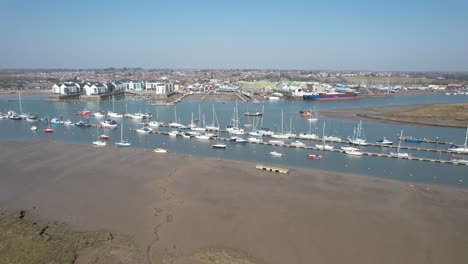 Segelyachten-Vor-Anker-In-Brightlingsea,-Essex,-Großbritannien,-Luftaufnahme-Der-Drohne