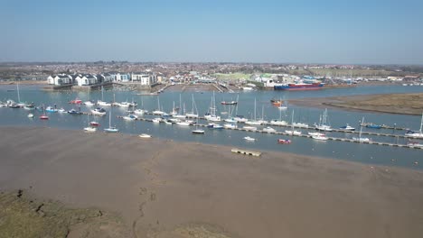 yates de vela amarrados en brightlingsea essex reino unido drone vista aérea