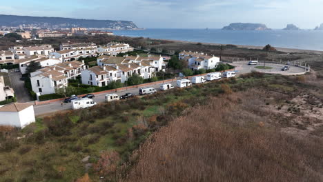 Wohnmobile,-Die-Auf-Einer-öffentlichen-Straße-In-Der-Nähe-Des-Strandbereichs-Der-Costa-Brava-Geparkt-Sind