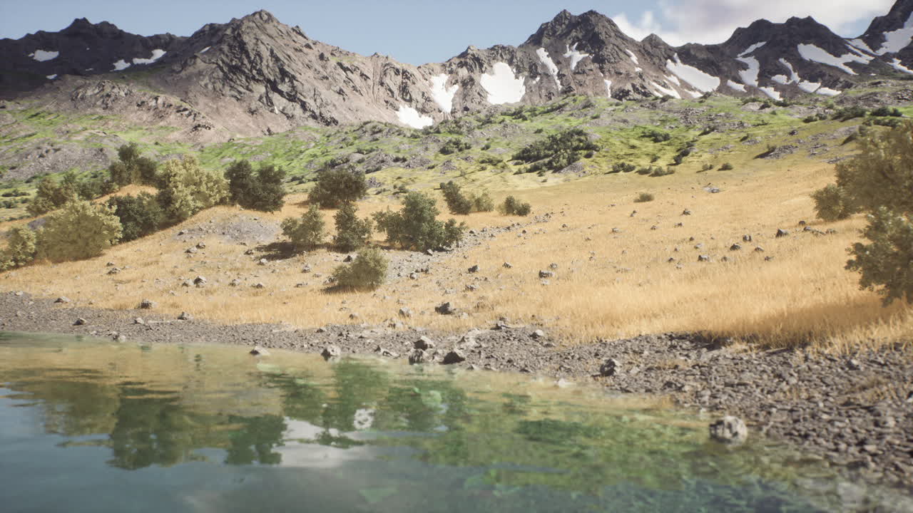 un hermoso lago de montaña en un valle con árboles y hierba