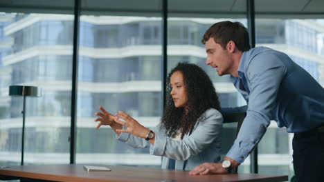 empleados inteligentes riendo trabajando juntos con el metaverso. tecnologías futuras