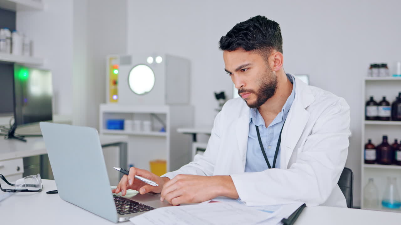 confundido, molesto y serio científico pensando